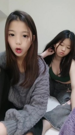 推荐，【清纯小靓女】，首见处女B特写，18岁下海，各式鲍鱼轮番上阵，处女膜清晰可见，大家来鉴别一下 截图5