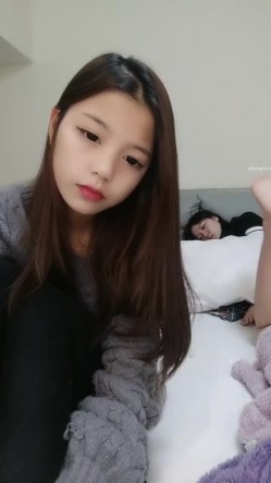 推荐，【清纯小靓女】，首见处女B特写，18岁下海，各式鲍鱼轮番上阵，处女膜清晰可见，大家来鉴别一下 截图6