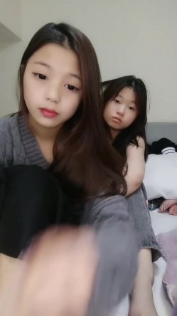 推荐，【清纯小靓女】，首见处女B特写，18岁下海，各式鲍鱼轮番上阵，处女膜清晰可见，大家来鉴别一下 截图7