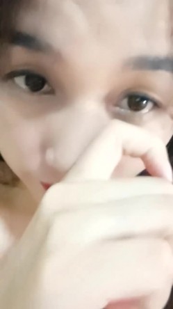 乡村少妇真是骚，【甜甜小少妇】，哪里人多去哪里，户外游泳池边塞跳蛋，骚逼湿漉漉，需要男人来解救 截图8