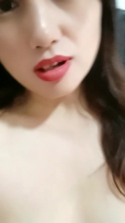 乡村少妇真是骚，【甜甜小少妇】，哪里人多去哪里，户外游泳池边塞跳蛋，骚逼湿漉漉，需要男人来解救 截图9