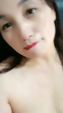 乡村少妇真是骚，【甜甜小少妇】，哪里人多去哪里，户外游泳池边塞跳蛋，骚逼湿漉漉，需要男人来解救 截图10