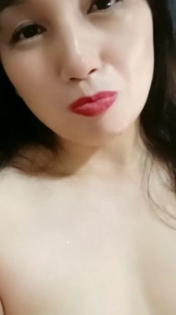 乡村少妇真是骚，【甜甜小少妇】，哪里人多去哪里，户外游泳池边塞跳蛋，骚逼湿漉漉，需要男人来解救 截图13