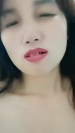乡村少妇真是骚，【甜甜小少妇】，哪里人多去哪里，户外游泳池边塞跳蛋，骚逼湿漉漉，需要男人来解救 截图16