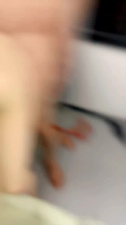 风骚的人妻少妇全程露脸跟大哥深夜激情啪啪，69口交大鸡巴深喉草嘴，无套爆草揉奶玩逼，浪叫不止口爆吞精 截图10