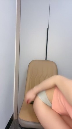 玲珑小巧，性欲极强！【唐婉】，假JJ 瓶子 黄瓜，各种道具，插到喷，明明可以靠颜值，非要拼技术 截图1