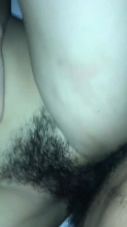 不断高潮叫老公老公老公的小骚妻，很自然的床上操逼发出的叫春声，干的她下面又红又湿润！ 截图4