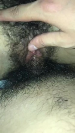 不断高潮叫老公老公老公的小骚妻，很自然的床上操逼发出的叫春声，干的她下面又红又湿润！ 截图12