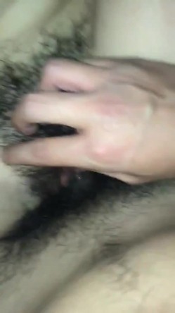不断高潮叫老公老公老公的小骚妻，很自然的床上操逼发出的叫春声，干的她下面又红又湿润！ 截图15