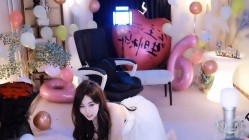 万元定制，虎牙线上女神【圣语abby】付费福利，裸舞脸穴同框M腿自慰，给榜一大哥口交 截图15
