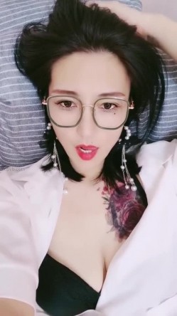 36岁的清风熬阿姨--魅惑浪妇：眼镜一上，秒变荡妇，实属是骚，被叔叔舔的魂儿都飞翘了，两根手指满足你！ 截图2