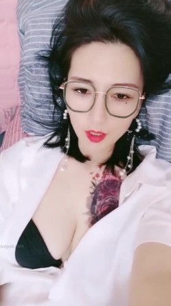 36岁的清风熬阿姨--魅惑浪妇：眼镜一上，秒变荡妇，实属是骚，被叔叔舔的魂儿都飞翘了，两根手指满足你！ 截图3