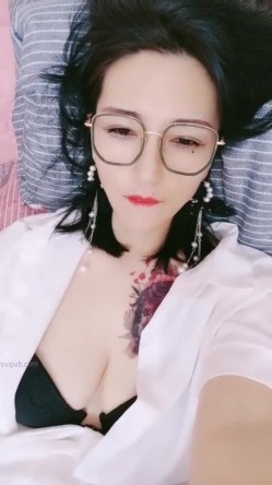 36岁的清风熬阿姨--魅惑浪妇：眼镜一上，秒变荡妇，实属是骚，被叔叔舔的魂儿都飞翘了，两根手指满足你！ 截图4
