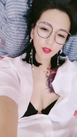 36岁的清风熬阿姨--魅惑浪妇：眼镜一上，秒变荡妇，实属是骚，被叔叔舔的魂儿都飞翘了，两根手指满足你！ 截图5