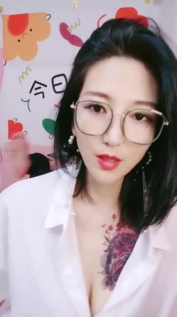 36岁的清风熬阿姨--魅惑浪妇：眼镜一上，秒变荡妇，实属是骚，被叔叔舔的魂儿都飞翘了，两根手指满足你！ 截图7