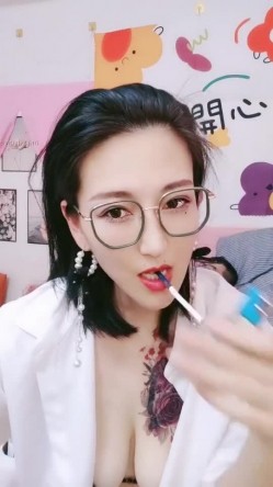 36岁的清风熬阿姨--魅惑浪妇：眼镜一上，秒变荡妇，实属是骚，被叔叔舔的魂儿都飞翘了，两根手指满足你！ 截图12