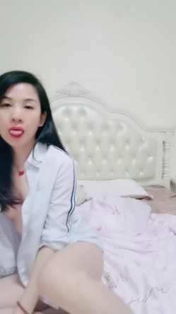 海归风骚少妇露脸一个人的寂寞在家陪狼友发骚，揉奶玩逼听狼友指挥，撅着屁股求草，淫声荡语不断不要错过 截图12