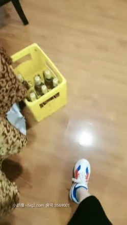 户外姐妹 今天大家在饭店聚餐 我在桌子下面给哥哥口爆 妹妹想要弟弟不给力 截图16