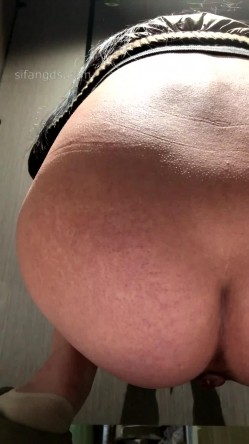 商场女厕近距离 ️高清后拍美女尿尿奢饰品专柜皮裤长腿美女 截图6
