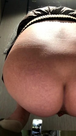 商场女厕近距离 ️高清后拍美女尿尿奢饰品专柜皮裤长腿美女 截图7