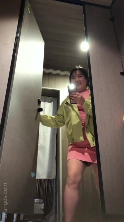商场女厕近距离 ️高清后拍美女尿尿奢饰品专柜皮裤长腿美女 截图8
