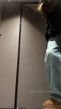商场女厕近距离 ️高清后拍美女尿尿奢饰品专柜皮裤长腿美女 截图10