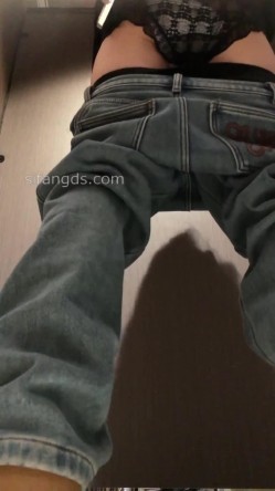 商场女厕近距离 ️高清后拍美女尿尿奢饰品专柜皮裤长腿美女 截图11