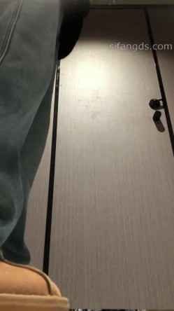 商场女厕近距离 ️高清后拍美女尿尿奢饰品专柜皮裤长腿美女 截图12