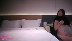 探花【老登】今天约了个刚满十八下海的妹子，身材纤细服从性好各种姿势玩了一遍后全都射到了妹子胸上 截图1