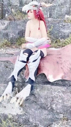 【超美高端罕见露脸露点】极品Cos爆机少女【喵小吉】动漫改新作《怪物猎人:曙光》极致粉穴美乳 截图7