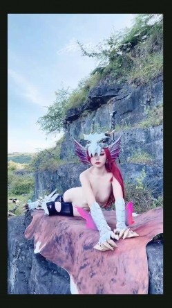 【超美高端罕见露脸露点】极品Cos爆机少女【喵小吉】动漫改新作《怪物猎人:曙光》极致粉穴美乳 截图9