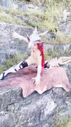 【超美高端罕见露脸露点】极品Cos爆机少女【喵小吉】动漫改新作《怪物猎人:曙光》极致粉穴美乳 截图16