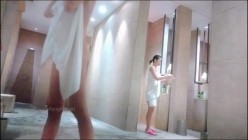 高档洗浴中心内部员工偷拍 两位车头灯不小的美少妇洗澡 截图14