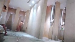 高档洗浴中心内部员工偷拍 两位车头灯不小的美少妇洗澡 截图15