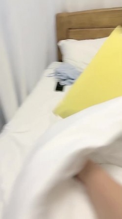 初恋的香味 床上的黑丝尤物，颜值高身材好撅着屁股给狼友看美鲍特写，让小哥无套抽插骚穴，边草边喷好爽刺激，呻吟可射 截图1