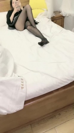 初恋的香味 床上的黑丝尤物，颜值高身材好撅着屁股给狼友看美鲍特写，让小哥无套抽插骚穴，边草边喷好爽刺激，呻吟可射 截图2