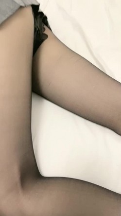 初恋的香味 床上的黑丝尤物，颜值高身材好撅着屁股给狼友看美鲍特写，让小哥无套抽插骚穴，边草边喷好爽刺激，呻吟可射 截图4