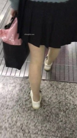 大神专挑年轻的学生妹跟拍偷拍集合B，竟敢用闪光，几十个学生妹，转挑精品美眉！JK制服丝袜美腿，隔着屏幕都能闻到青春的气息 截图2