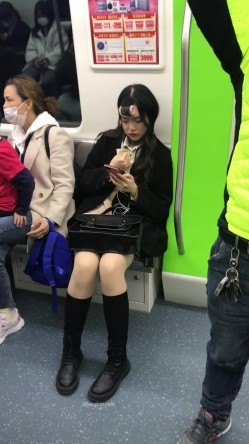 大神专挑年轻的学生妹跟拍偷拍集合B，竟敢用闪光，几十个学生妹，转挑精品美眉！JK制服丝袜美腿，隔着屏幕都能闻到青春的气息 截图4