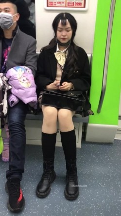 大神专挑年轻的学生妹跟拍偷拍集合B，竟敢用闪光，几十个学生妹，转挑精品美眉！JK制服丝袜美腿，隔着屏幕都能闻到青春的气息 截图5