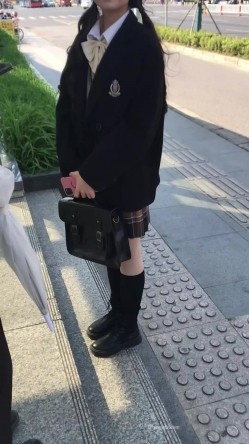 大神专挑年轻的学生妹跟拍偷拍集合B，竟敢用闪光，几十个学生妹，转挑精品美眉！JK制服丝袜美腿，隔着屏幕都能闻到青春的气息 截图6