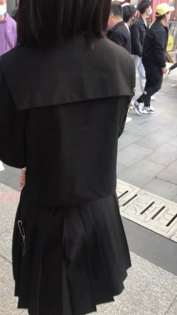 大神专挑年轻的学生妹跟拍偷拍集合B，竟敢用闪光，几十个学生妹，转挑精品美眉！JK制服丝袜美腿，隔着屏幕都能闻到青春的气息 截图7