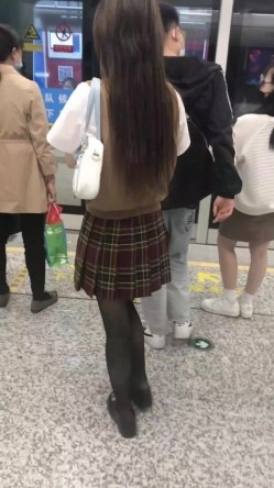 大神专挑年轻的学生妹跟拍偷拍集合B，竟敢用闪光，几十个学生妹，转挑精品美眉！JK制服丝袜美腿，隔着屏幕都能闻到青春的气息 截图10