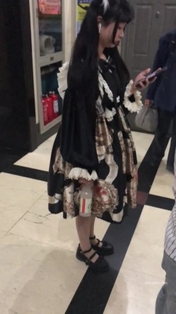 大神专挑年轻的学生妹跟拍偷拍集合B，竟敢用闪光，几十个学生妹，转挑精品美眉！JK制服丝袜美腿，隔着屏幕都能闻到青春的气息 截图11