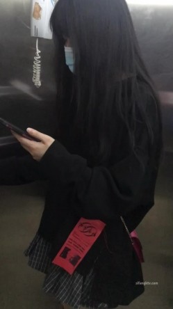 大神专挑年轻的学生妹跟拍偷拍集合B，竟敢用闪光，几十个学生妹，转挑精品美眉！JK制服丝袜美腿，隔着屏幕都能闻到青春的气息 截图12