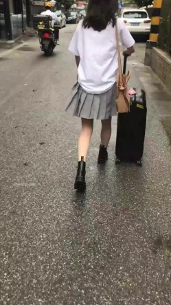 大神专挑年轻的学生妹跟拍偷拍集合B，竟敢用闪光，几十个学生妹，转挑精品美眉！JK制服丝袜美腿，隔着屏幕都能闻到青春的气息 截图13