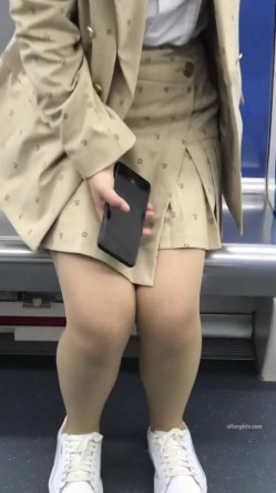 大神专挑年轻的学生妹跟拍偷拍集合B，竟敢用闪光，几十个学生妹，转挑精品美眉！JK制服丝袜美腿，隔着屏幕都能闻到青春的气息 截图14