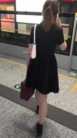 大神专挑年轻的学生妹跟拍偷拍集合B，竟敢用闪光，几十个学生妹，转挑精品美眉！JK制服丝袜美腿，隔着屏幕都能闻到青春的气息 截图16