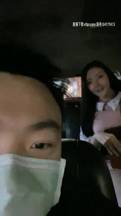 泰国胖导演颜值不错酒窝妹子啪啪，情趣装口交后入猛操，再来个金发妹子双飞 截图2