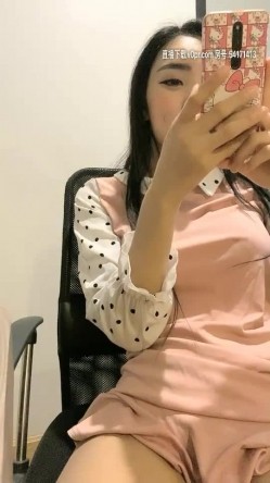 泰国胖导演颜值不错酒窝妹子啪啪，情趣装口交后入猛操，再来个金发妹子双飞 截图12